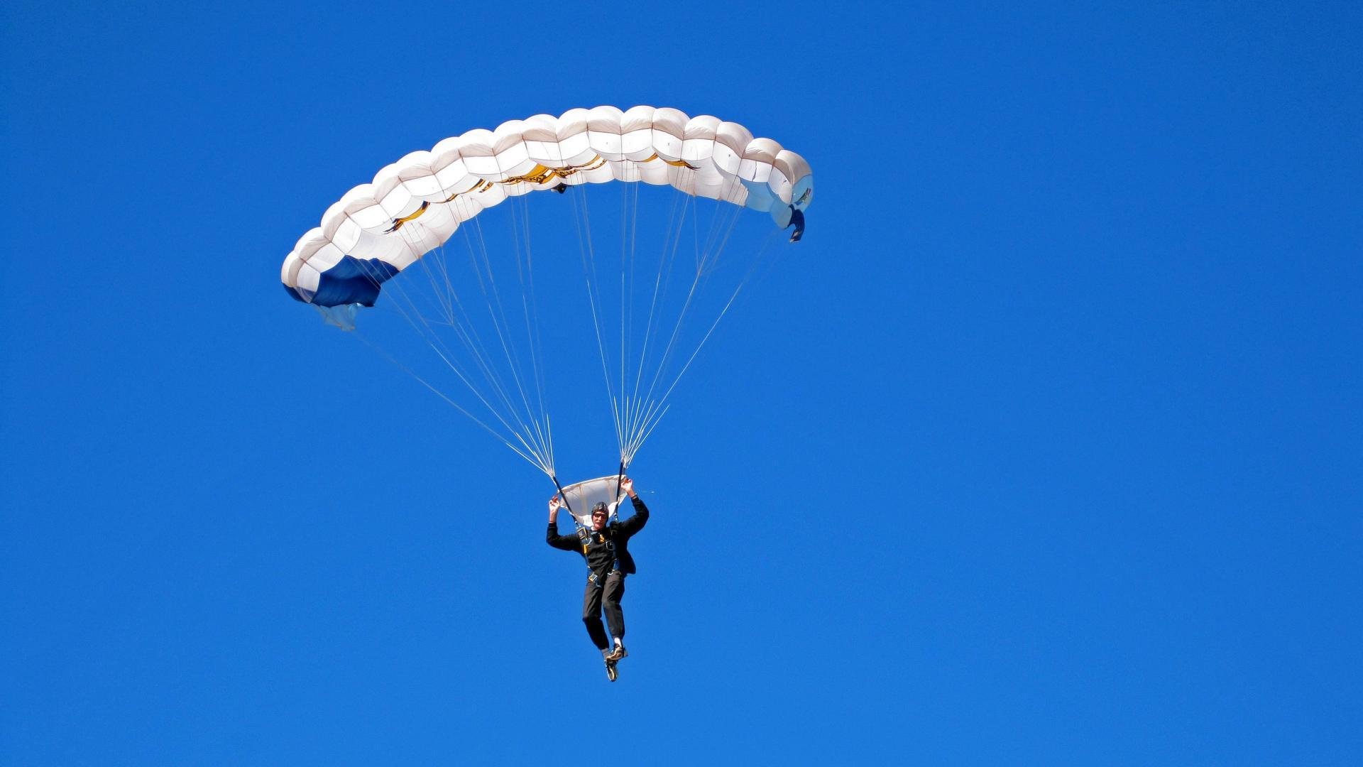 爱游戏官网首页-城市夜跑节：灯火阑珊中的运动狂欢，城市夜徒